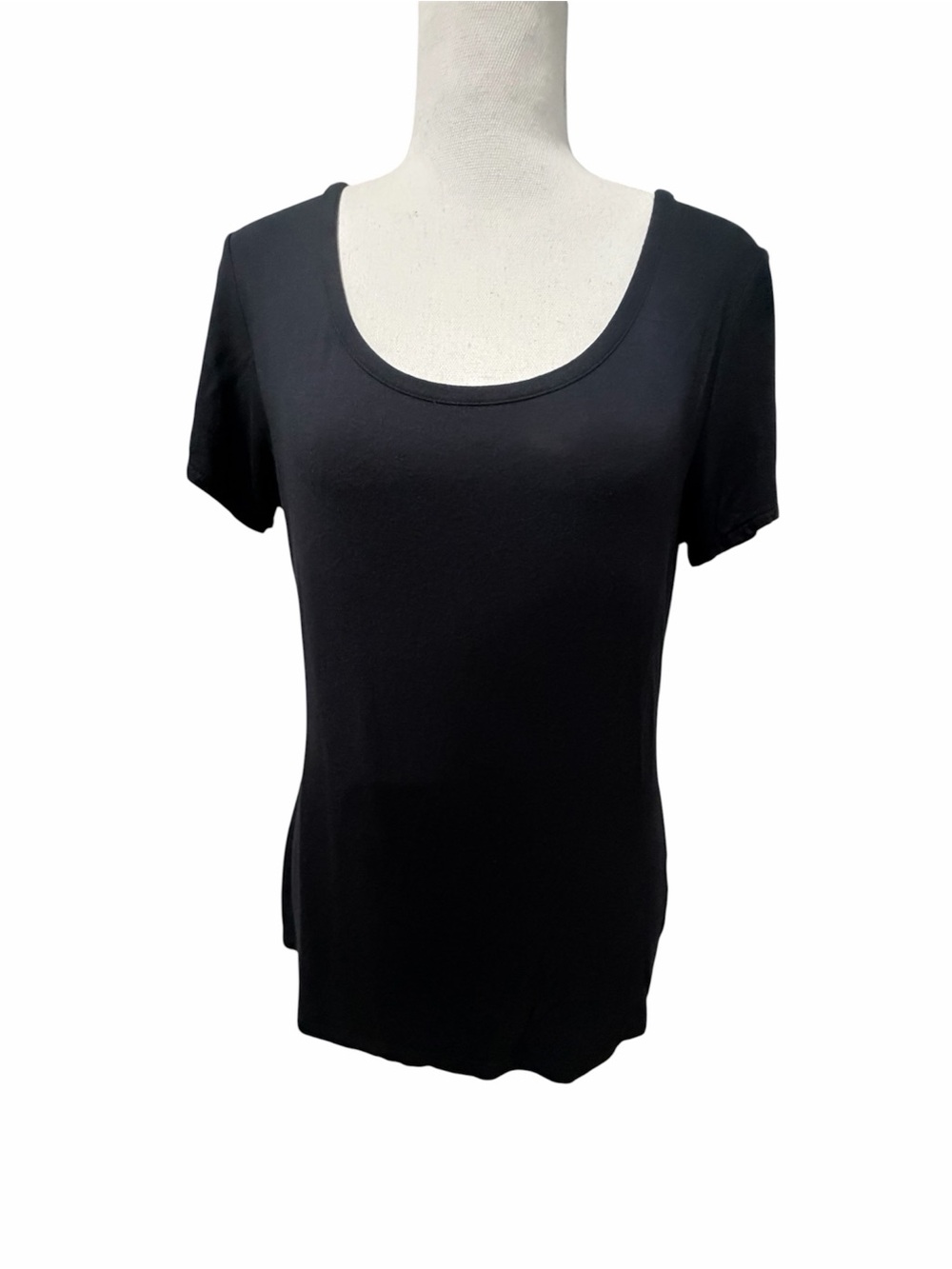Tamari Women’s Classic Navy Scoop Neck Women's Tee Size M